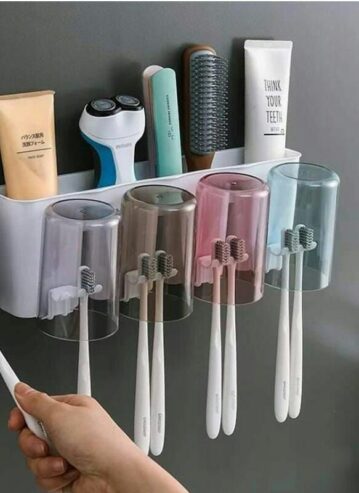 Range brosse avec quatre gobelets