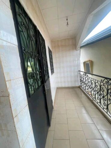 Appartement avec parking forage à Éleveur. 2 chambres 1 douche..