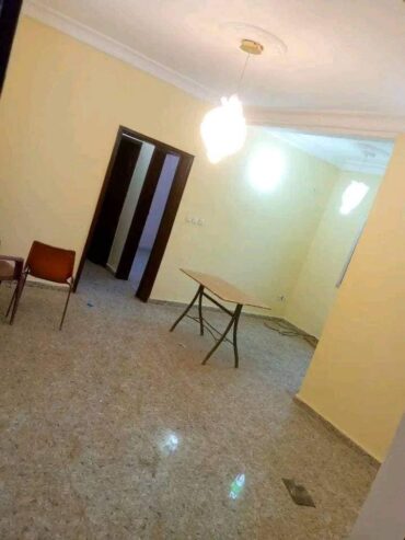 Appartement avec parking gardien à Anguissa. 2 chambres 2douches..