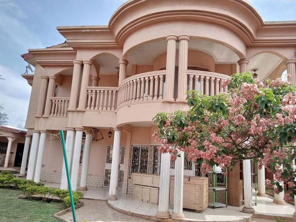 Duplex haut standing pour bureaux ou habitation à Odza. 5 chambres indépendantes CLIMATISÉES