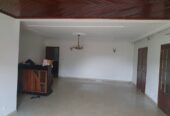 Villa avec parking baignoire à Mimboman. 100m de la route. 4 chambres 2douches, plus dépendance d’une chambre douche.