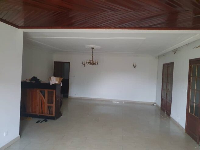 Villa avec parking baignoire à Mimboman. 100m de la route. 4 chambres 2douches, plus dépendance d’une chambre douche.