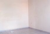 Appartement à Tamtam Biyem Assi. 2 chambres 1 douche.