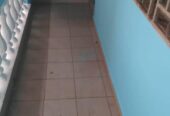 Appartement avec parking magasin à Nkomo. 2 chambres 2 douches.