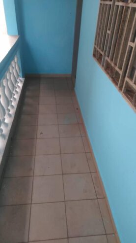Appartement avec parking magasin à Nkomo. 2 chambres 2 douches.