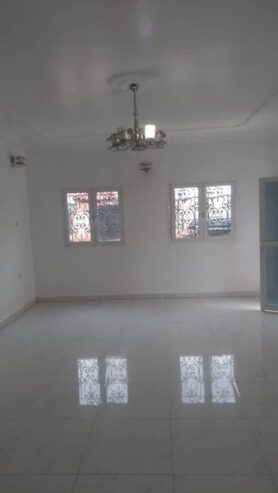 Appartement avec parking gardien eau chaude à Biteng. 3 chambres 2 douches.