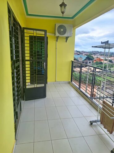 Appartement 𝗺𝗲𝘂𝗯𝗹é 𝗛𝗮𝘂𝘁 𝐬𝐭𝐚𝐧𝐝𝐢𝐧𝐠 à d’Odza B10. 2chambrres 2douches