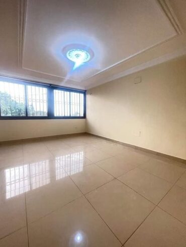 Appartement avec gardien parking forage à Ngousso. 2 chambres 2 douches.