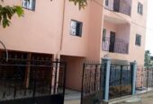 Appartement avec parking à Mimboman. Accès goudronné. 2 chambres 2 douches