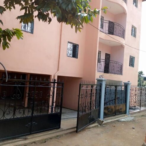 Appartement avec parking à Mimboman. Accès goudronné. 2 chambres 2 douches