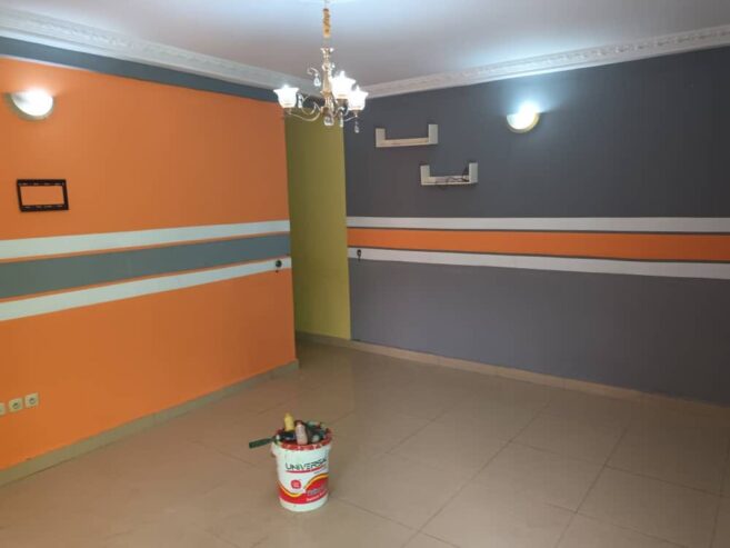 Appartement avec eau chaude parking forage à Emana. 2 chambres 2 douches.