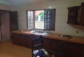 Villa avec parking baignoire à Mimboman. 100m de la route. 4 chambres 2douches, plus dépendance d’une chambre douche.