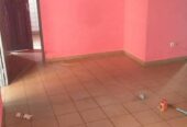 Appartement avec parking magasin à Nkomo. 2 chambres 2 douches.