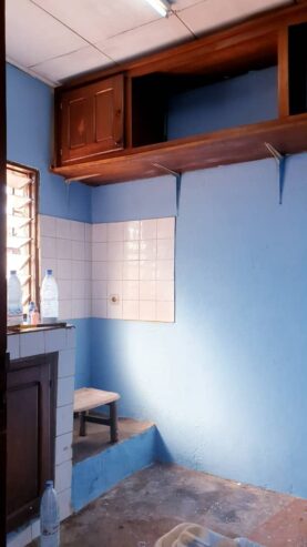 Appartement à Tamtam Biyem Assi. 2 chambres 1 douche.