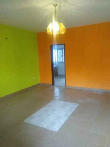 Appartement avec parking forage à Mendong. 3 chambres 2 douches..