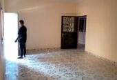 Appartement avec parking à Mimboman. Accès goudronné. 2 chambres 2 douches