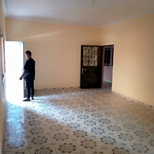 Appartement avec parking à Mimboman. Accès goudronné. 2 chambres 2 douches