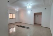 Appartement avec eau chaude parking forage à Etoug Ebe. 2 chambres 2 douches