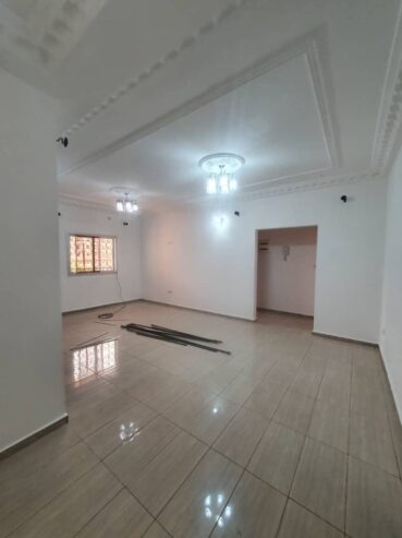 Appartement avec eau chaude parking forage à Etoug Ebe. 2 chambres 2 douches