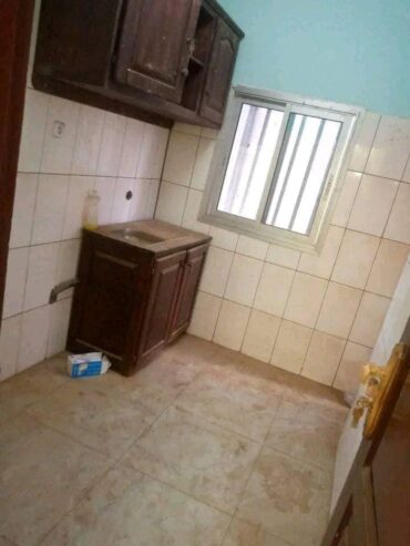 Appartement avec parking gardien à Anguissa. 2 chambres 2douches..