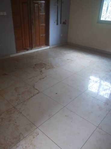 Appartement avec parking forage à Olembe. 2 chambres 2 douches.