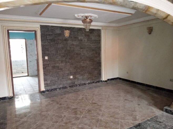 Appartements et studios haut standing à Odza B10, avec clim, eau chaude parking gardien, forage, magasin. 3 chambres 2douches..