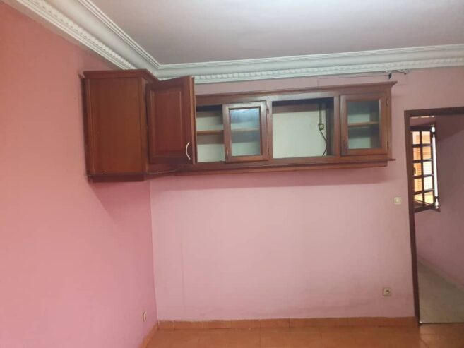 Villa avec parking baignoire à Mimboman. 100m de la route. 4 chambres 2douches, plus dépendance d’une chambre douche.