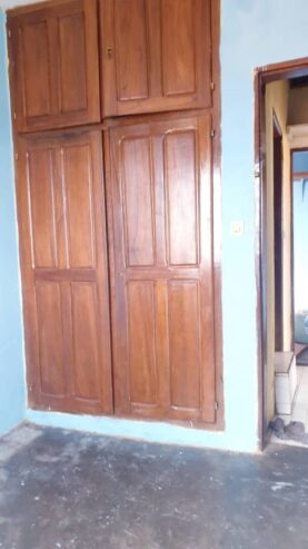 Appartement à Tamtam Biyem Assi. 2 chambres 1 douche.