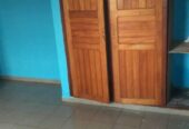 Appartement avec parking magasin à Nkomo. 2 chambres 2 douches.