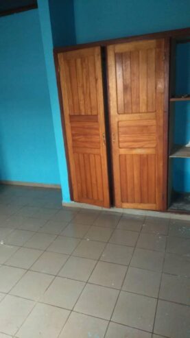 Appartement avec parking magasin à Nkomo. 2 chambres 2 douches.