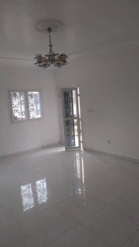 Appartement avec parking gardien eau chaude à Biteng. 3 chambres 2 douches.