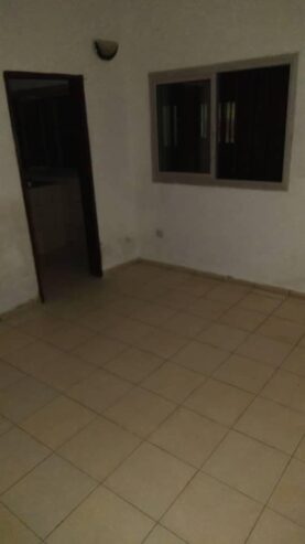 Appartement à Essomba . 2 chambres 1 douche.
