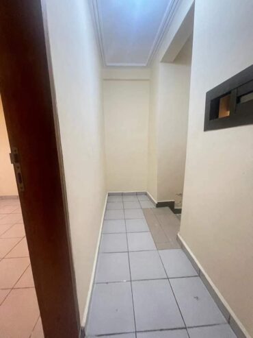 Appartement avec gardien parking forage à Ngousso. 2 chambres 2 douches.