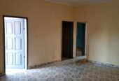 Appartement avec parking à Mimboman. Accès goudronné. 2 chambres 2 douches