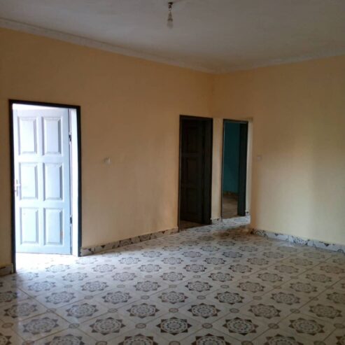 Appartement avec parking à Mimboman. Accès goudronné. 2 chambres 2 douches