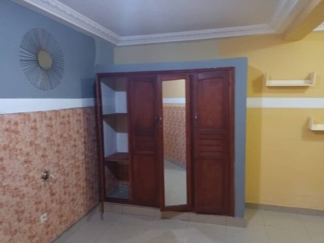 Appartement avec eau chaude parking forage à Emana. 2 chambres 2 douches.