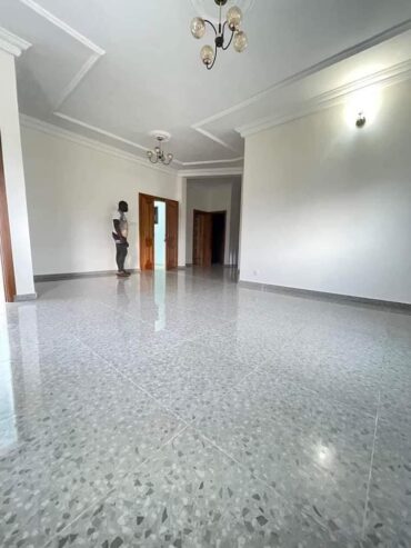 Appartement haut standing avec eau chaude parking gardien forage à Santa Barbara, bordure de route principale. 3 chambres 3 douches.