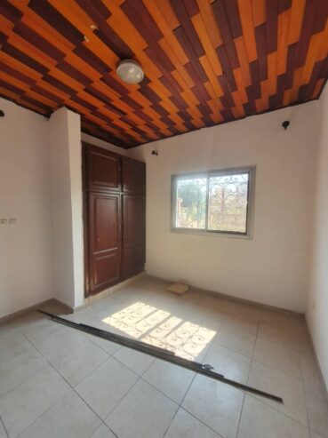 Appartement avec eau chaude parking forage à Etoug Ebe. 2 chambres 2 douches.