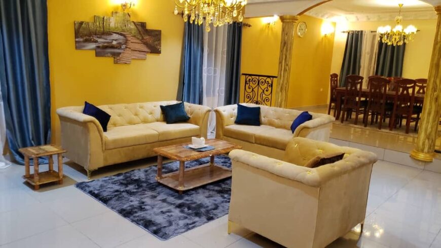Magnifique duplex meublé Extra spacieux sur 1200m2 à louer à Nkoabang à 2 minutes de l’axe principal.