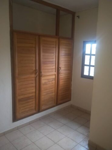 Appartement avec parking forage à Olembe. 2 chambres 2 douches.
