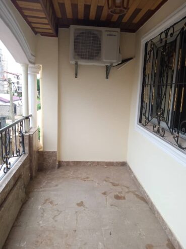 Appartements et studios haut standing à Odza B10, avec clim, eau chaude parking gardien, forage, magasin. 3 chambres 2douches..