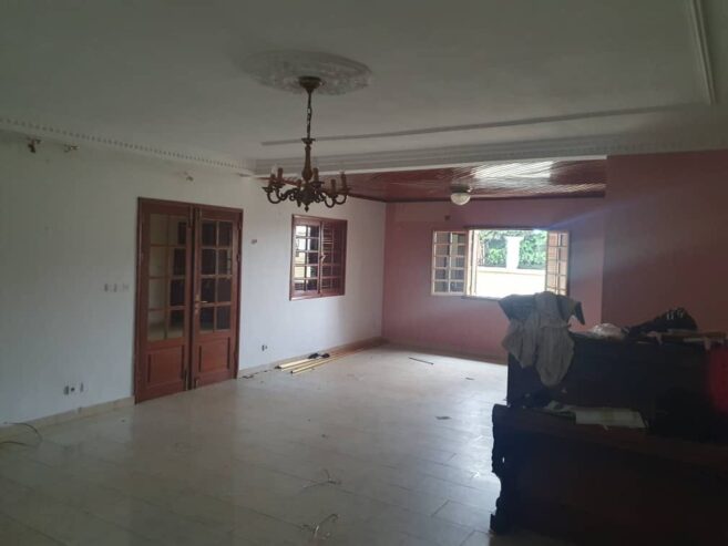 Villa avec parking baignoire à Mimboman. 100m de la route. 4 chambres 2douches, plus dépendance d’une chambre douche.