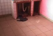 Appartement avec parking magasin à Nkomo. 2 chambres 2 douches.