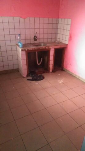 Appartement avec parking magasin à Nkomo. 2 chambres 2 douches.