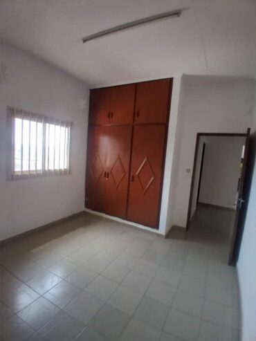 Appartement avec eau chaude baignoire gardien parking à Santa Barbara. 2 chambres 2 douches