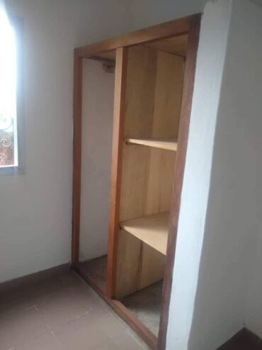 Appartement avec parking forage à Mendong. 3 chambres 2 douches..