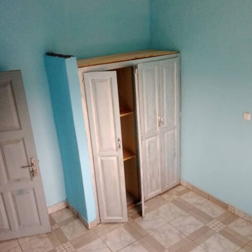 Appartement avec parking à Mimboman. Accès goudronné. 2 chambres 2 douches