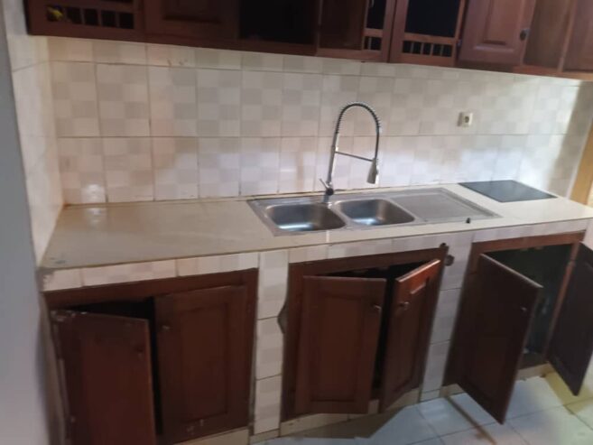 Appartement avec eau chaude parking forage à Emana. 2 chambres 2 douches.