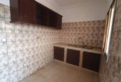 Appartement avec eau chaude parking forage à Etoug Ebe. 2 chambres 2 douches
