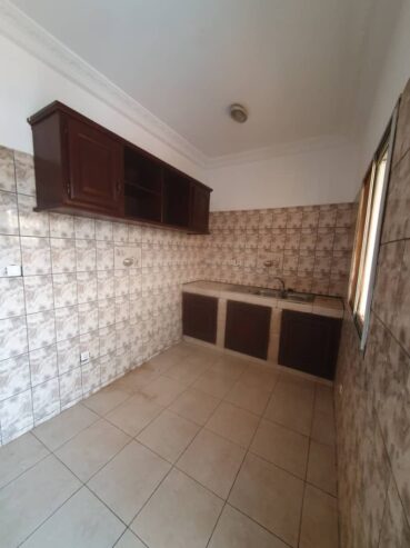 Appartement avec eau chaude parking forage à Etoug Ebe. 2 chambres 2 douches